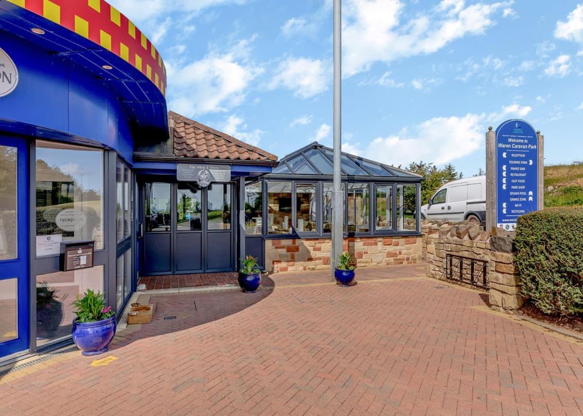 Waren Caravan Park Bamburgh Extérieur photo